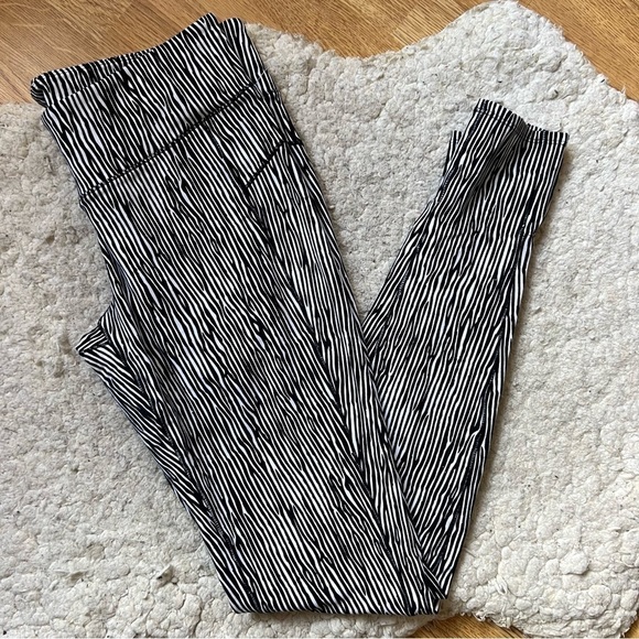 NEW BALANCE White and Black Zebra Women’s Studio Yoga Pant Tights Size Large - Picture 11 of 11